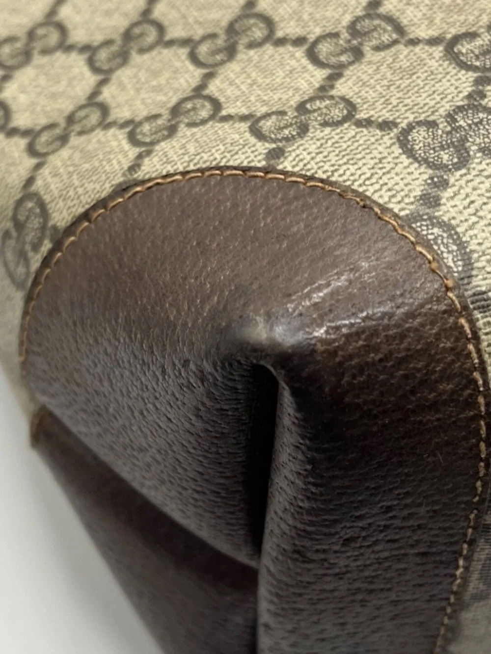 Authentic Gucci Beige GG Supreme Canvas Tote with Green and Red Strap. - Picture 3 of 9